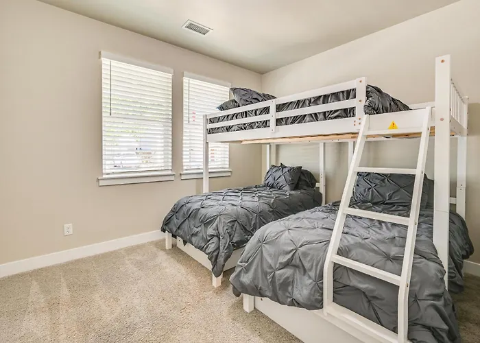 Family-friendly Near Hiking Trails! Holiday home